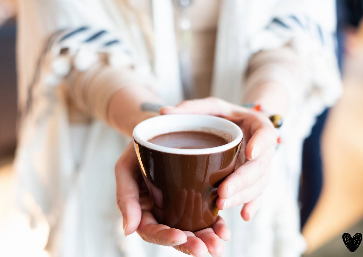Cacao wordt aangereikt tijdens een persoonlijke sessie