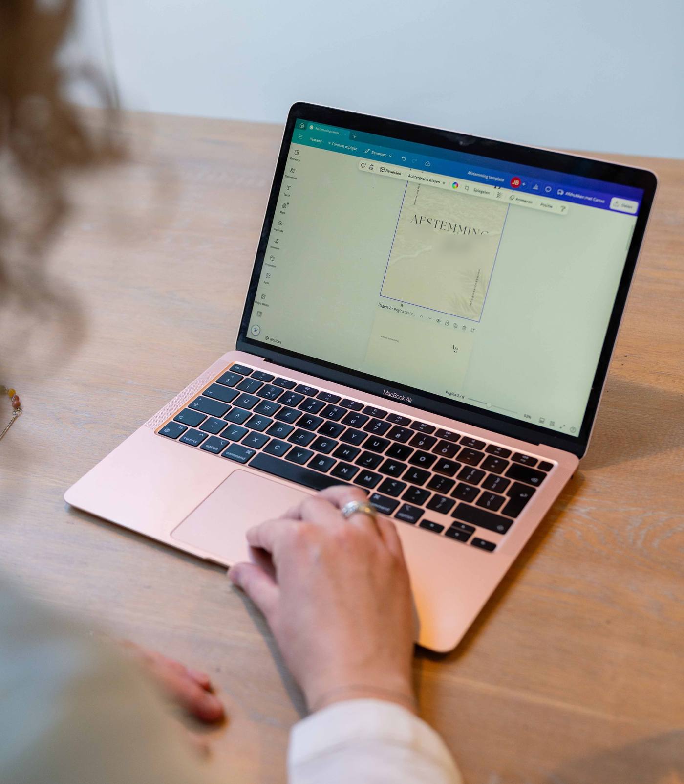 Anniek werkt aan een afstemming op haar laptop