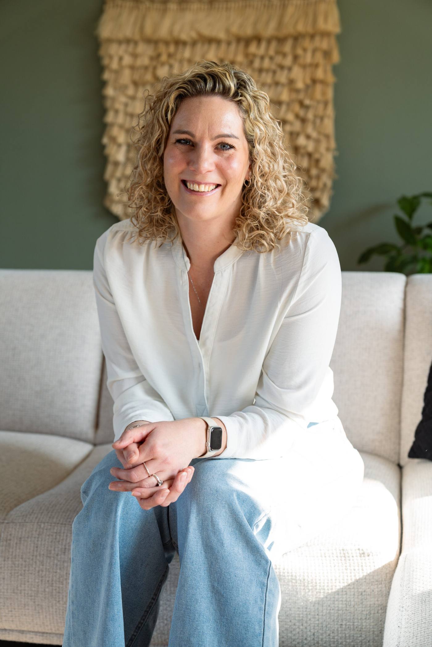 Anniek in haar praktijkruimte