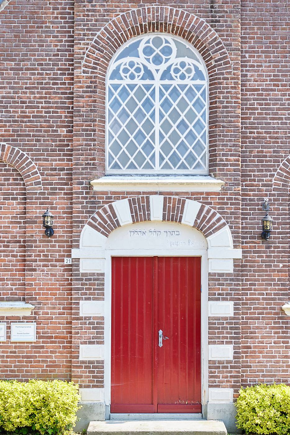 De rode deur van de Oude Synagoge in Raalte